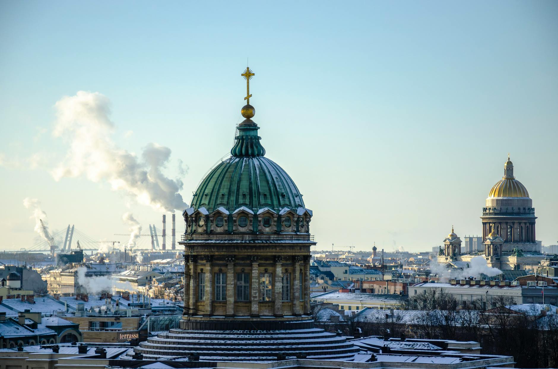 Zimowy widok na sobór św. Izaaka w Petersburgu na tle błękitnego nieba