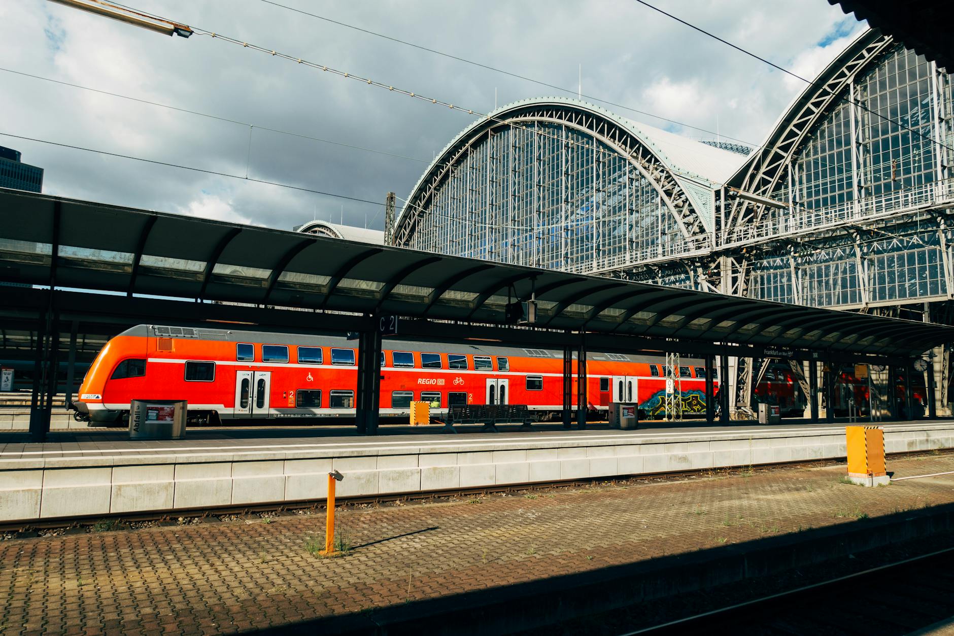 Czerwony pociąg regionalny na stacji Frankfurt Hauptbahnhof