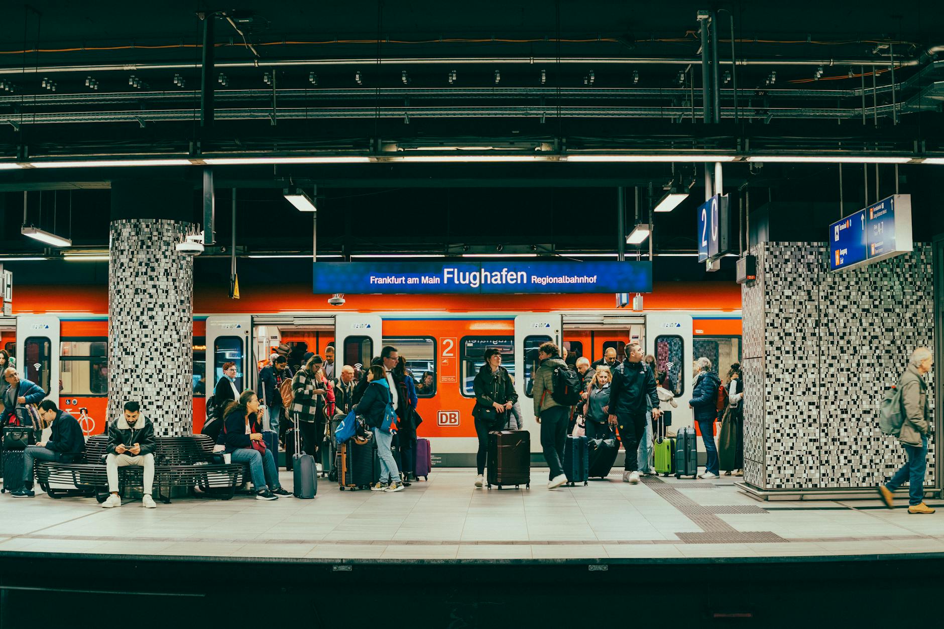 Pasażerowie na peronie stacji kolejowej Frankfurt Flughafen