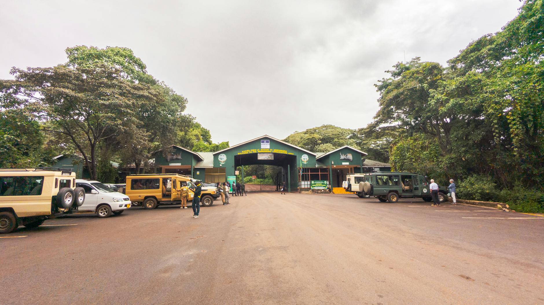 Samochody safari stojące przy bramie parku narodowego