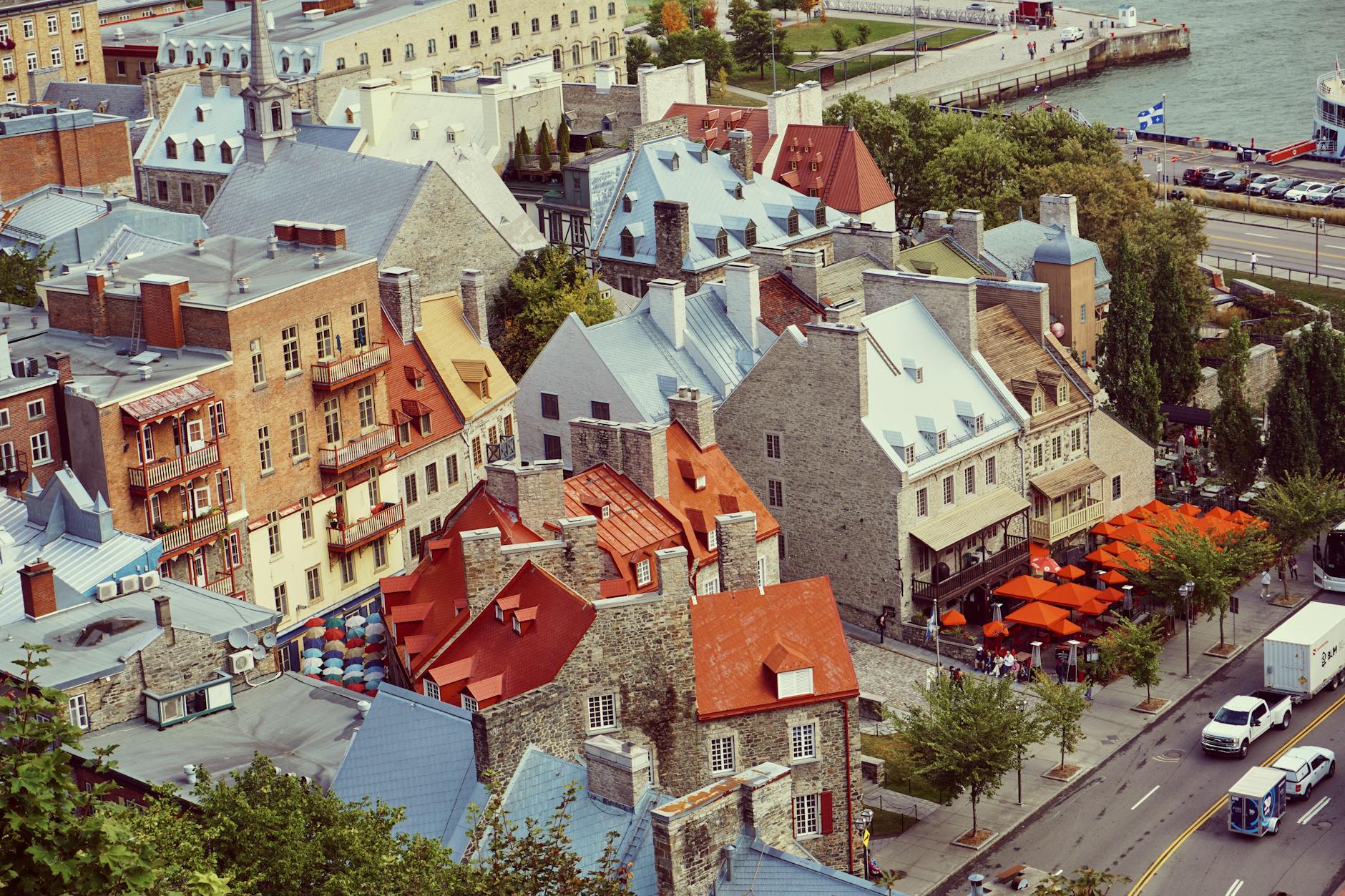 Stare Miasto w Quebecu z lotu ptaka, zabytkowe dachy i kamienice