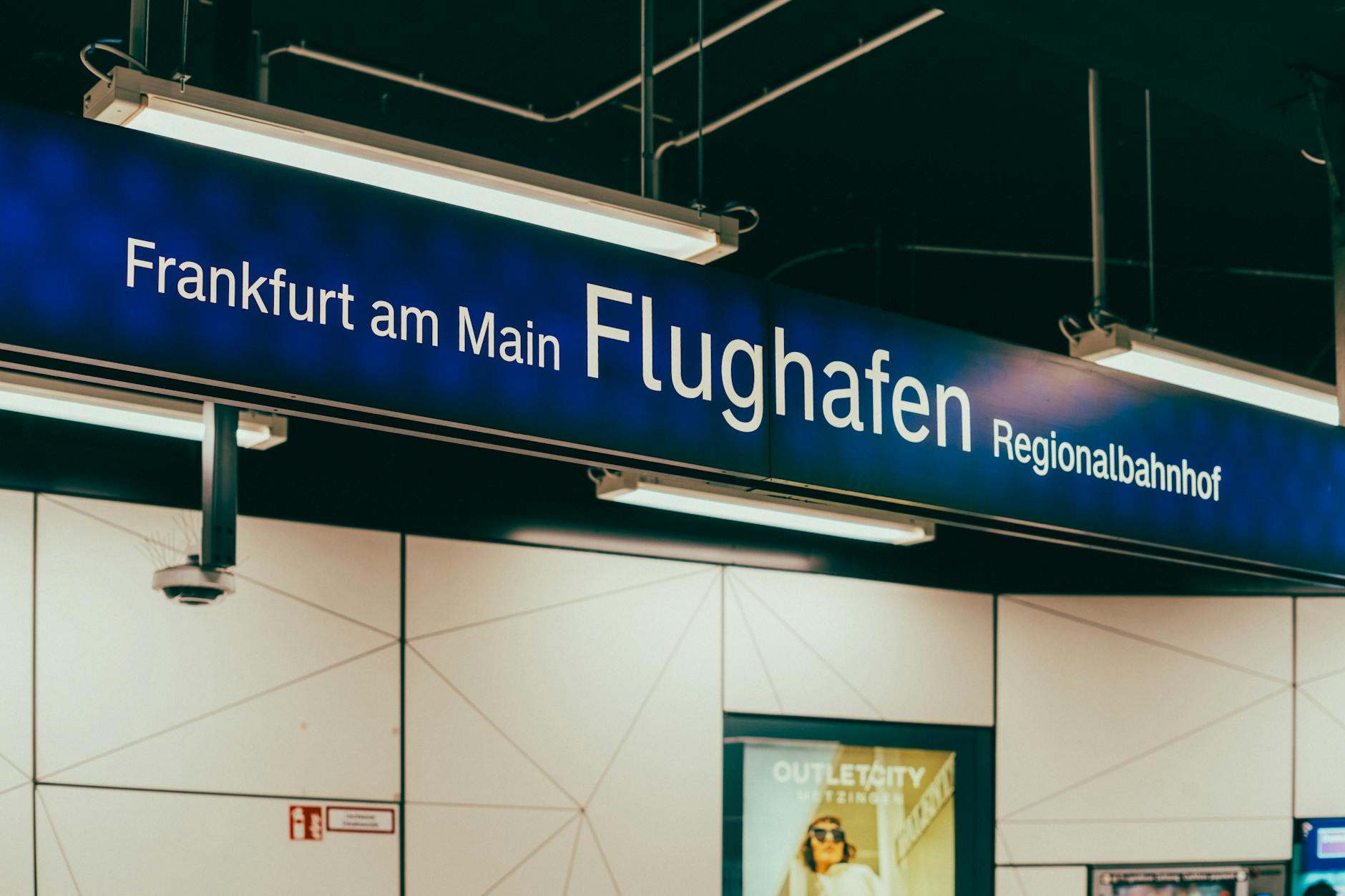 Tablice informacyjne na stacji Frankfurt Flughafen Regionalbahnhof