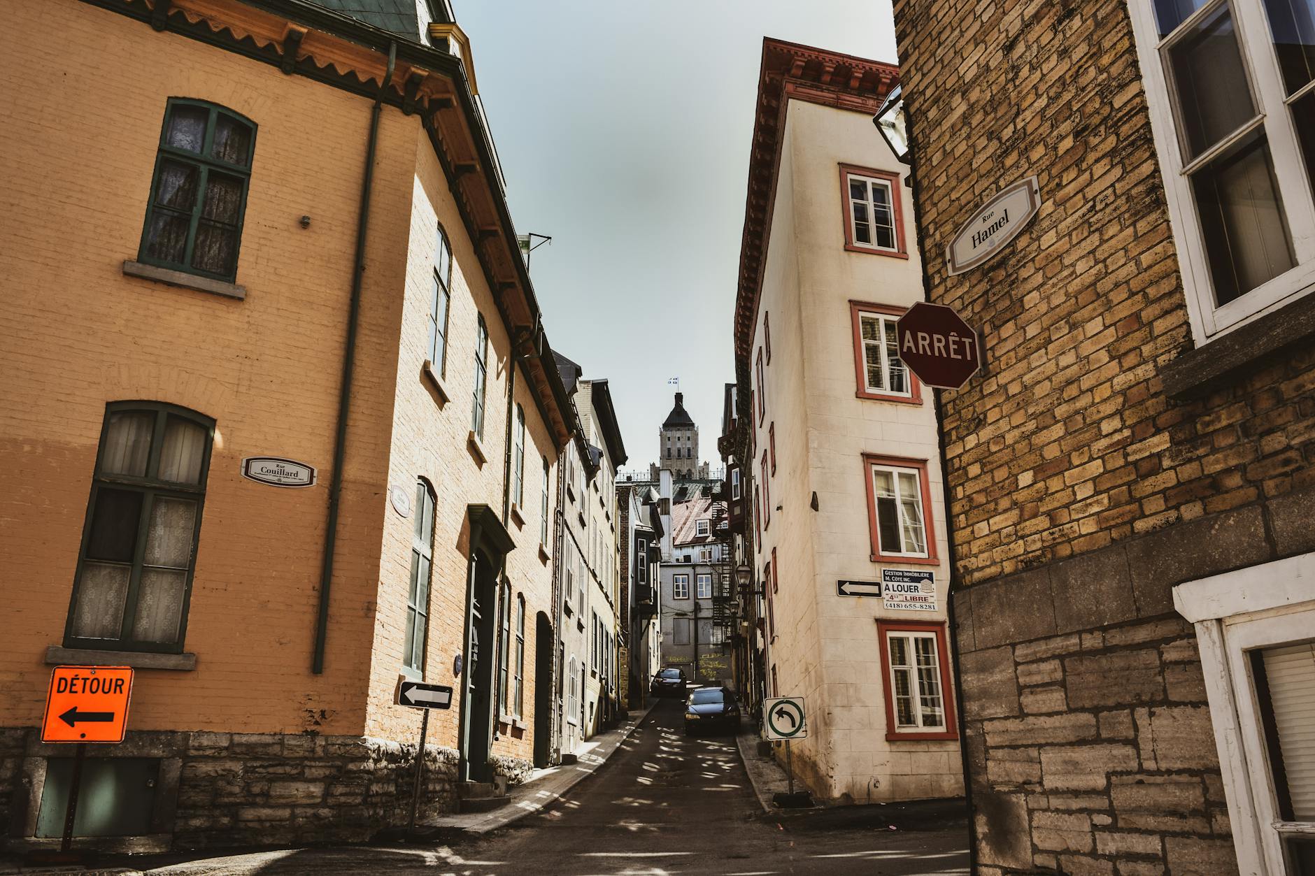 Wąska brukowana uliczka w Starym Mieście Quebec z historycznymi kamienicami