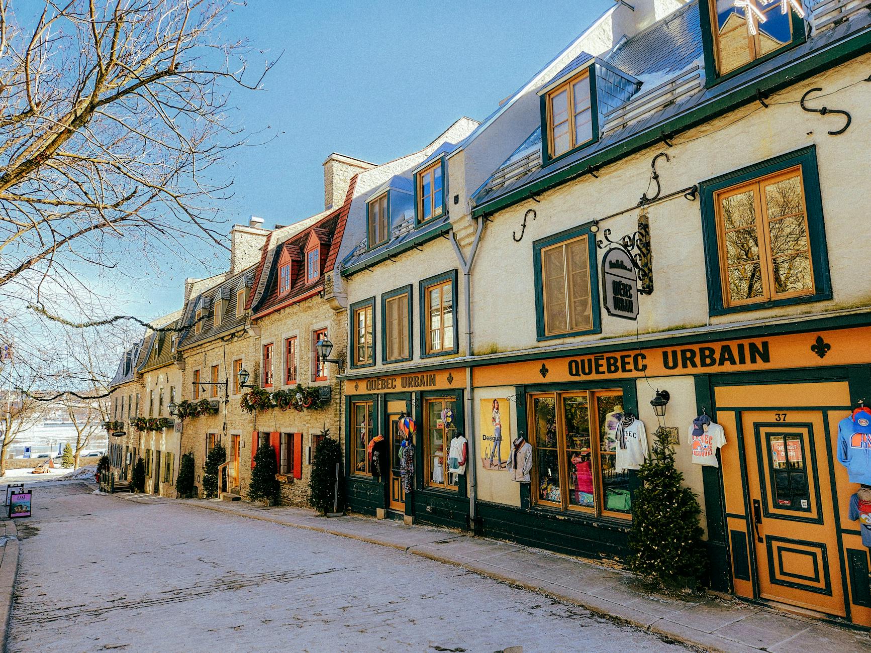 Zimowa Rue du Petit-Champlain w Quebec City z kolorowymi kamienicami