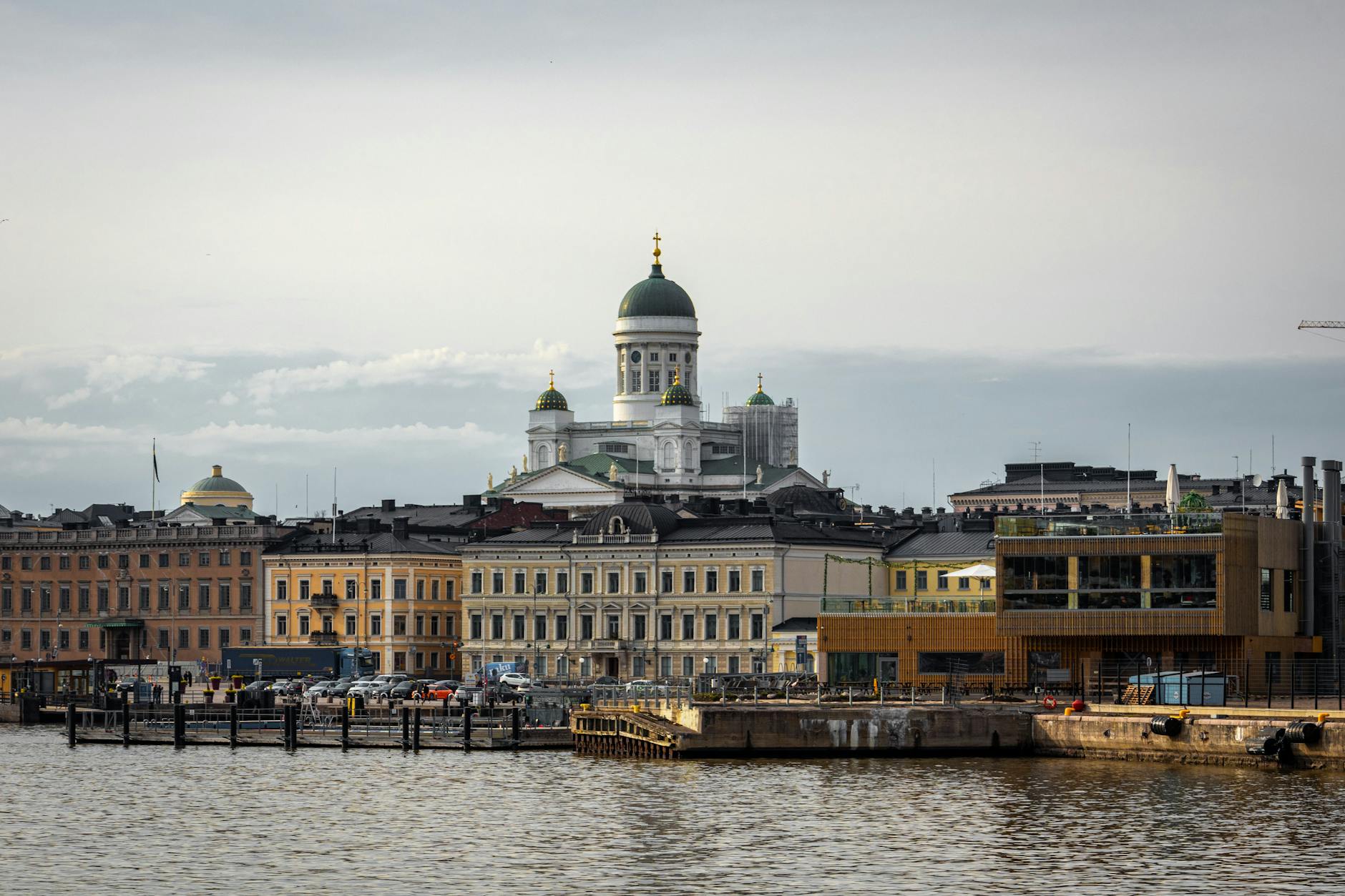 Katedra w Helsinkach i kamienice nad nadbrzeżem Finlandii