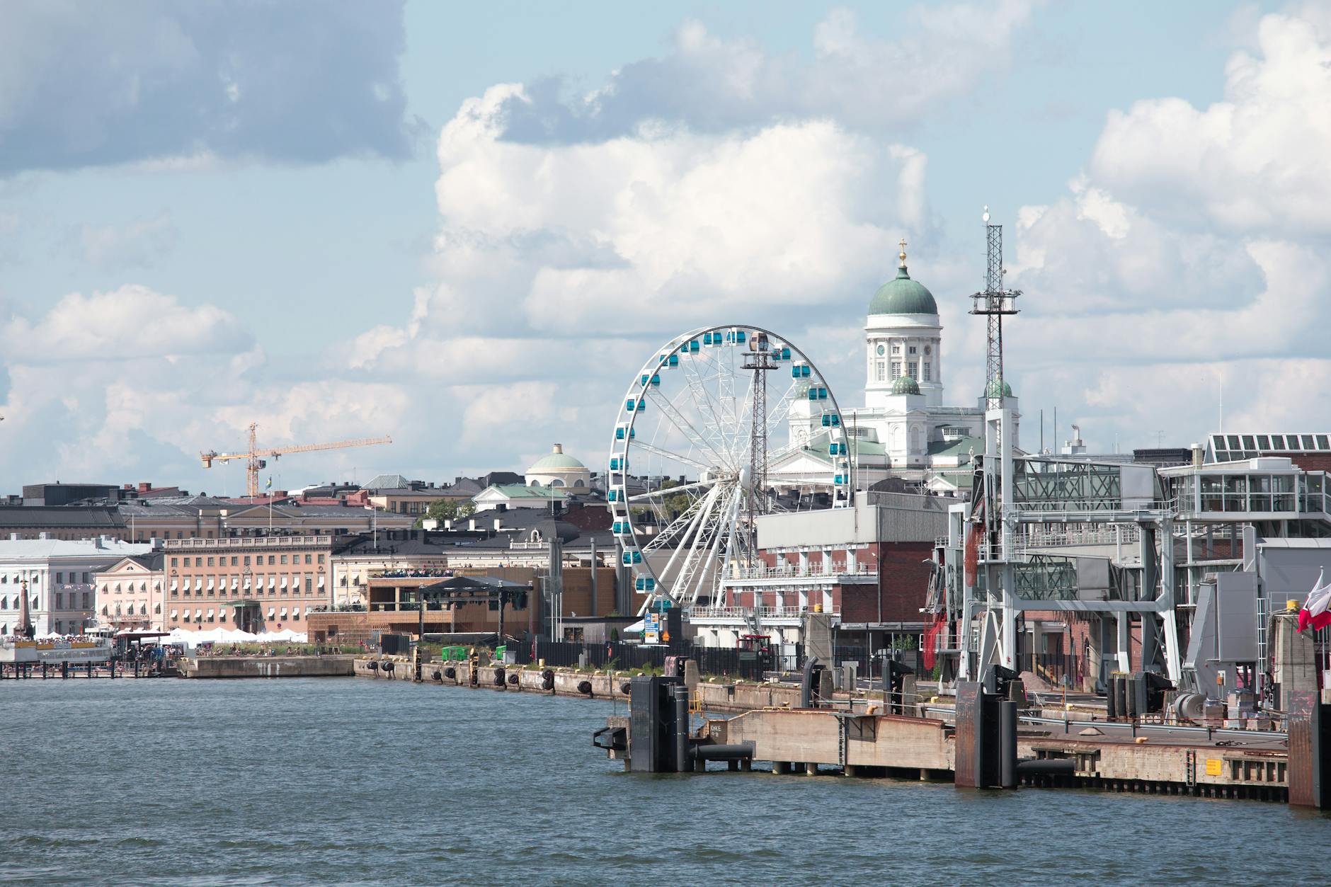 Nadbrzeże Helsinek z diabelskim młynem SkyWheel i katedrą w tle