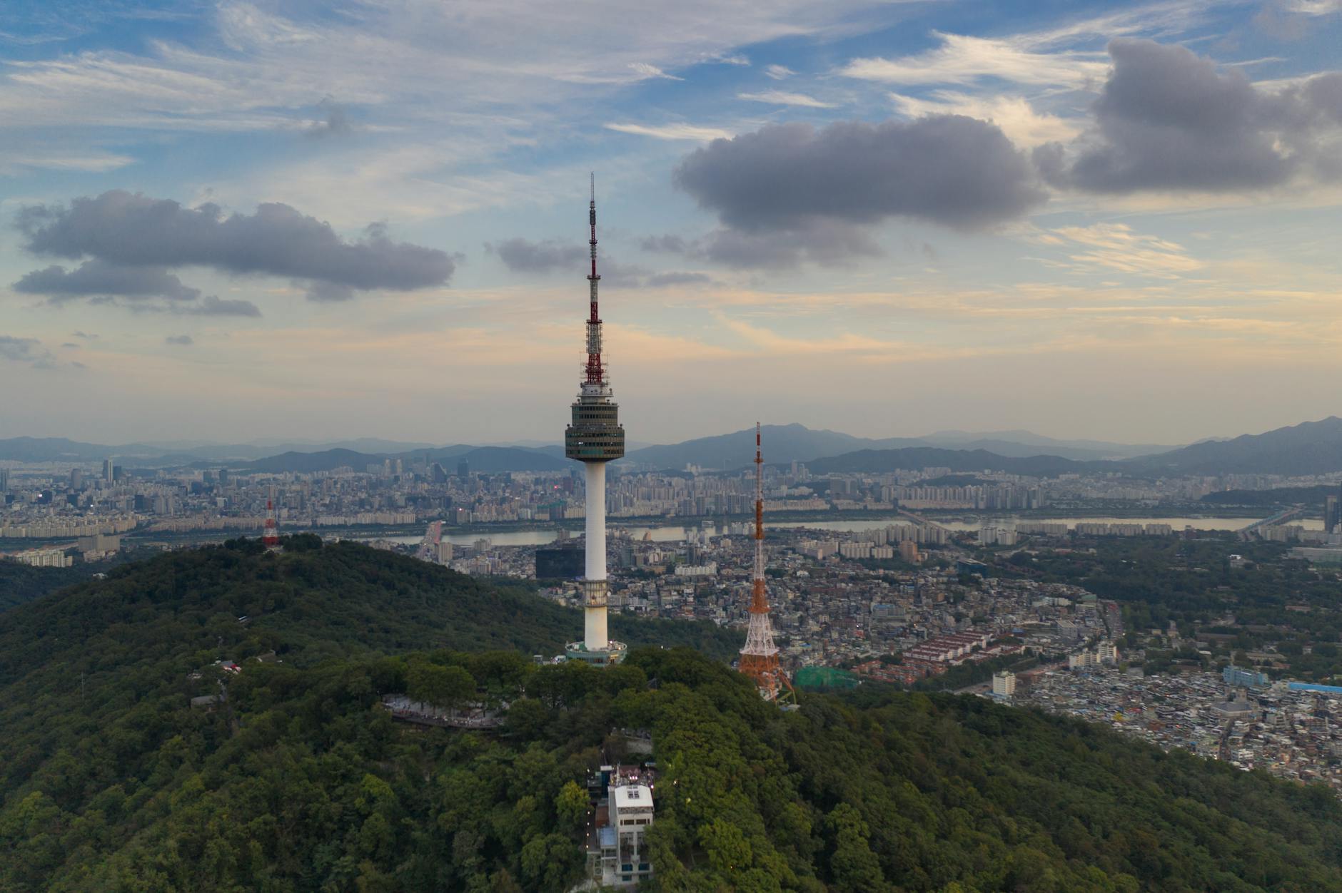 Namsan Seoul Tower z lotu ptaka o zachodzie słońca nad miastem