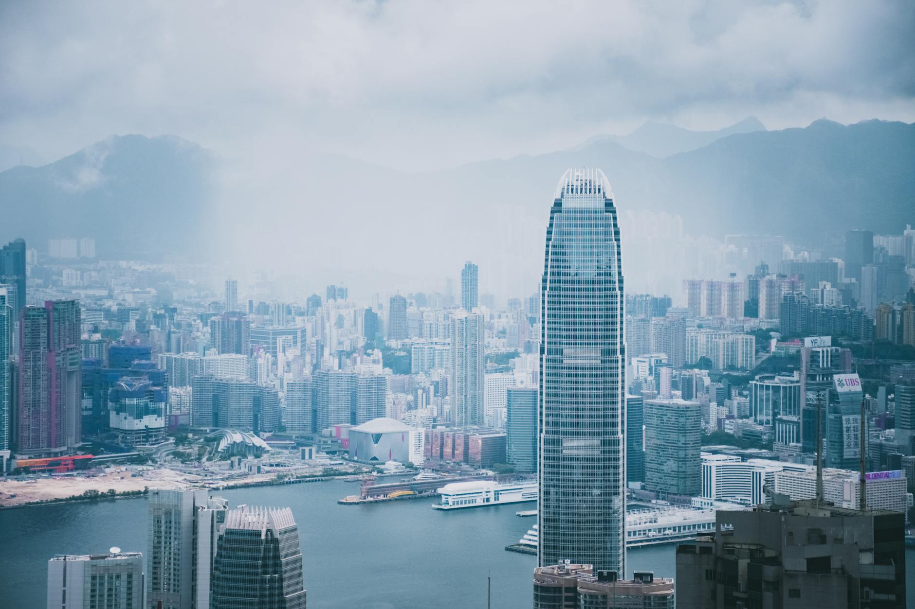Panorama nowoczesnej panoramy Hongkongu z wysokimi wieżowcami