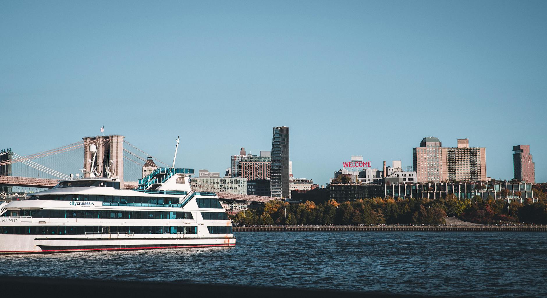 Statek wycieczkowy na East River z panoramą Nowego Jorku i mostem BrooklynBridge