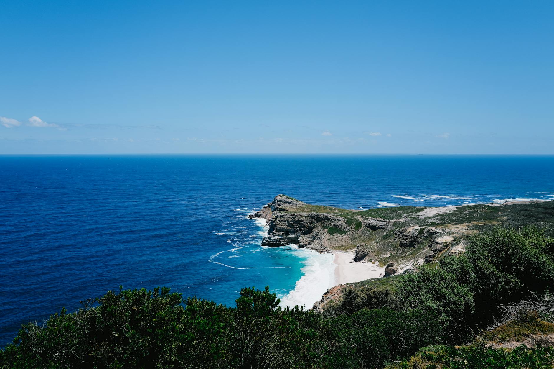 Wybrzeże Cape Point z klifami i turkusowym oceanem w słoneczny dzień