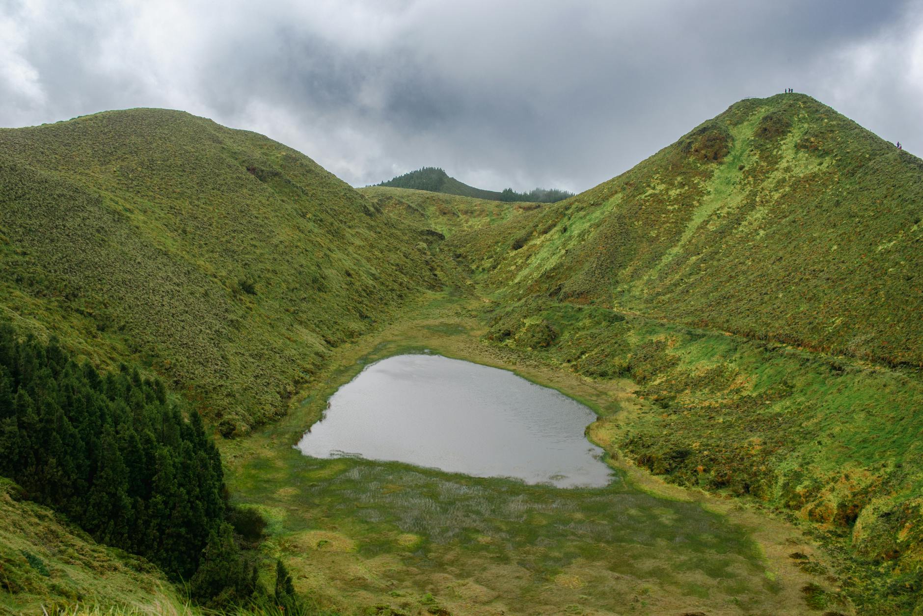 Zielona panorama kraterowego jeziora w górach wyspy São Miguel Azory