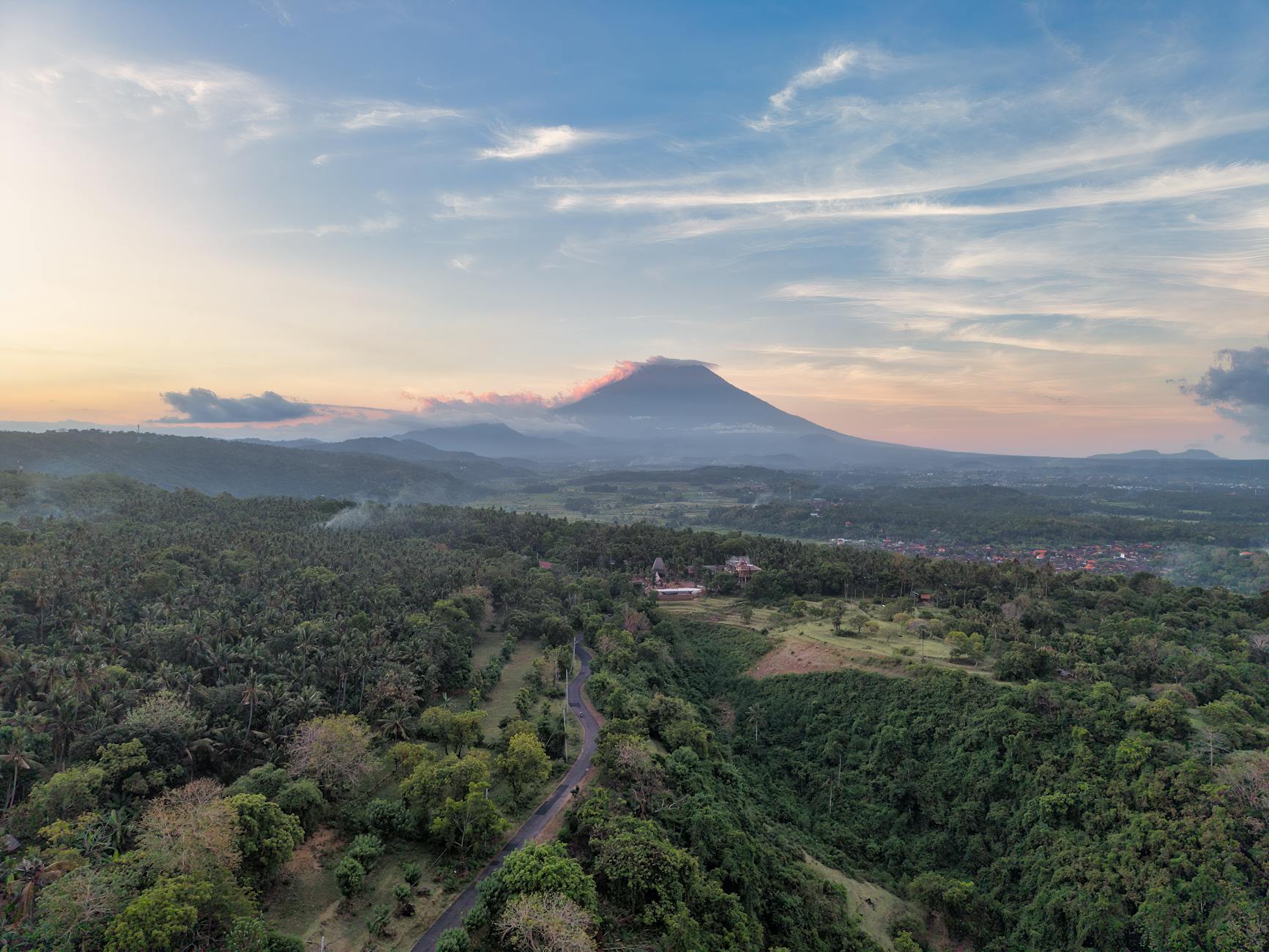 Wschód słońca nad górą Agung i zielonym krajobrazem Bali