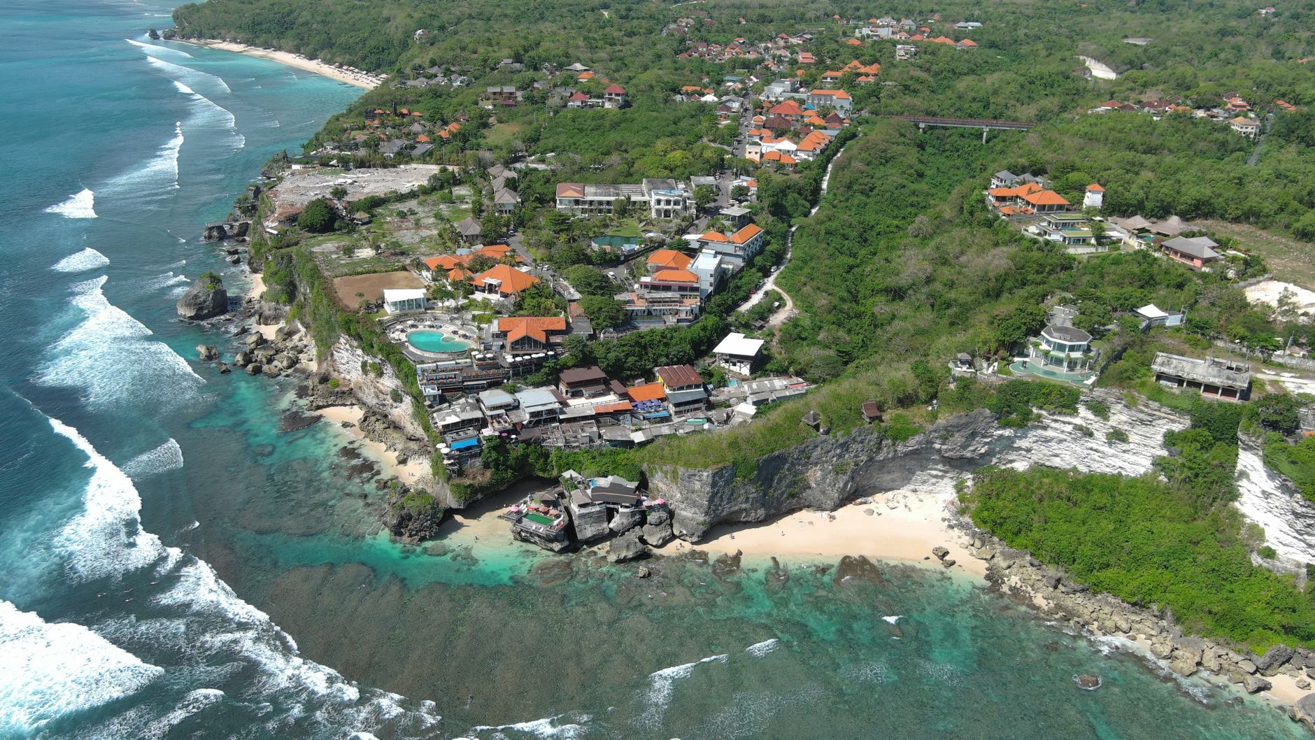 Widok z lotu ptaka na skaliste wybrzeże South Kuta na Bali