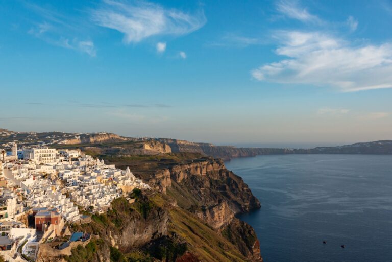 Białe domy Santorini z widokiem na Morze Egejskie
